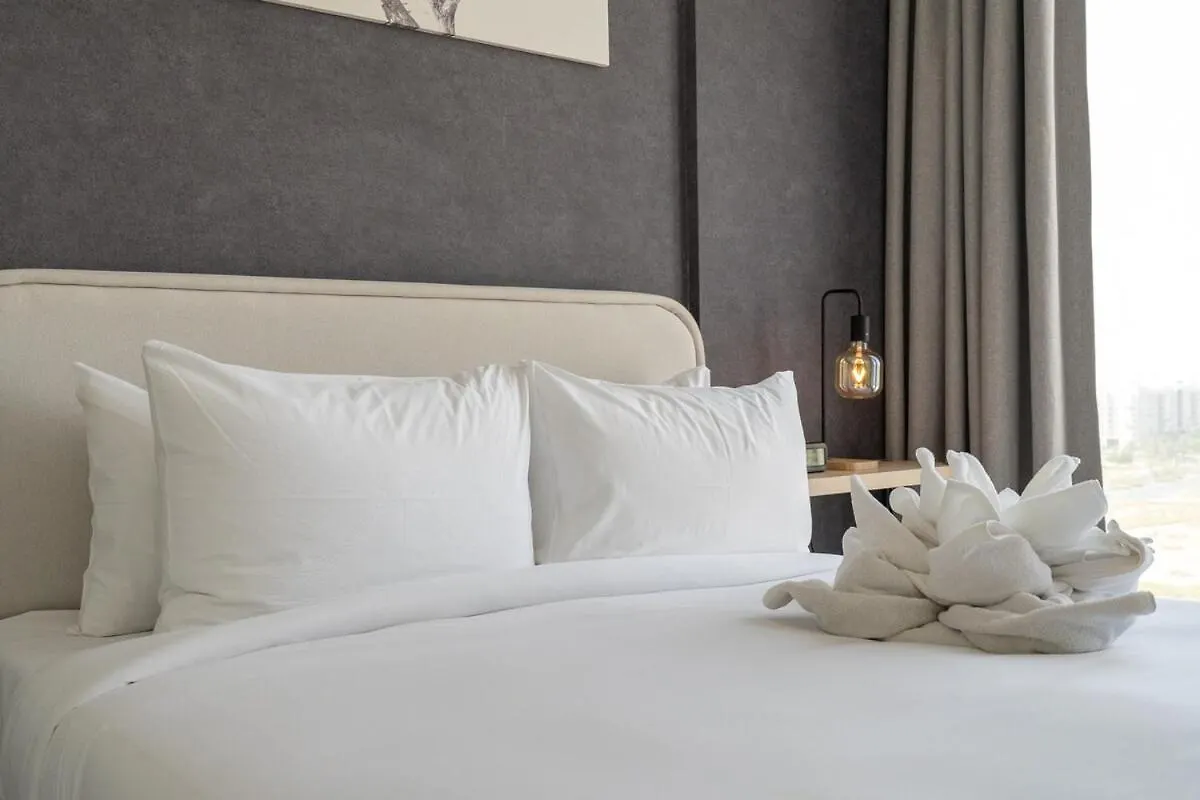 Stylish Studio For 4 In Vibrant Town Square Dubai Apartment