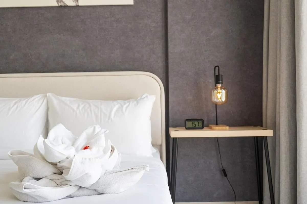 Stylish Studio For 4 In Vibrant Town Square Dubai