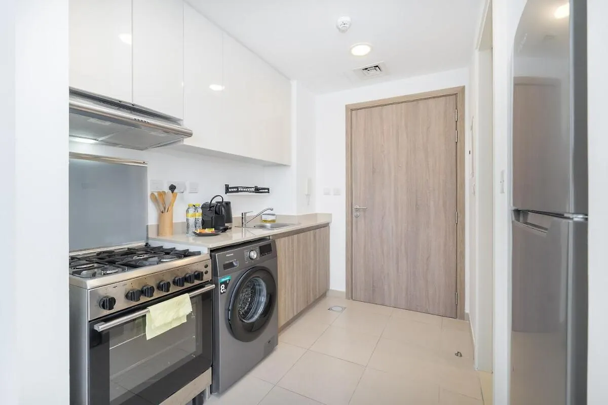 Stylish Studio For 4 In Vibrant Town Square Dubai Apartment