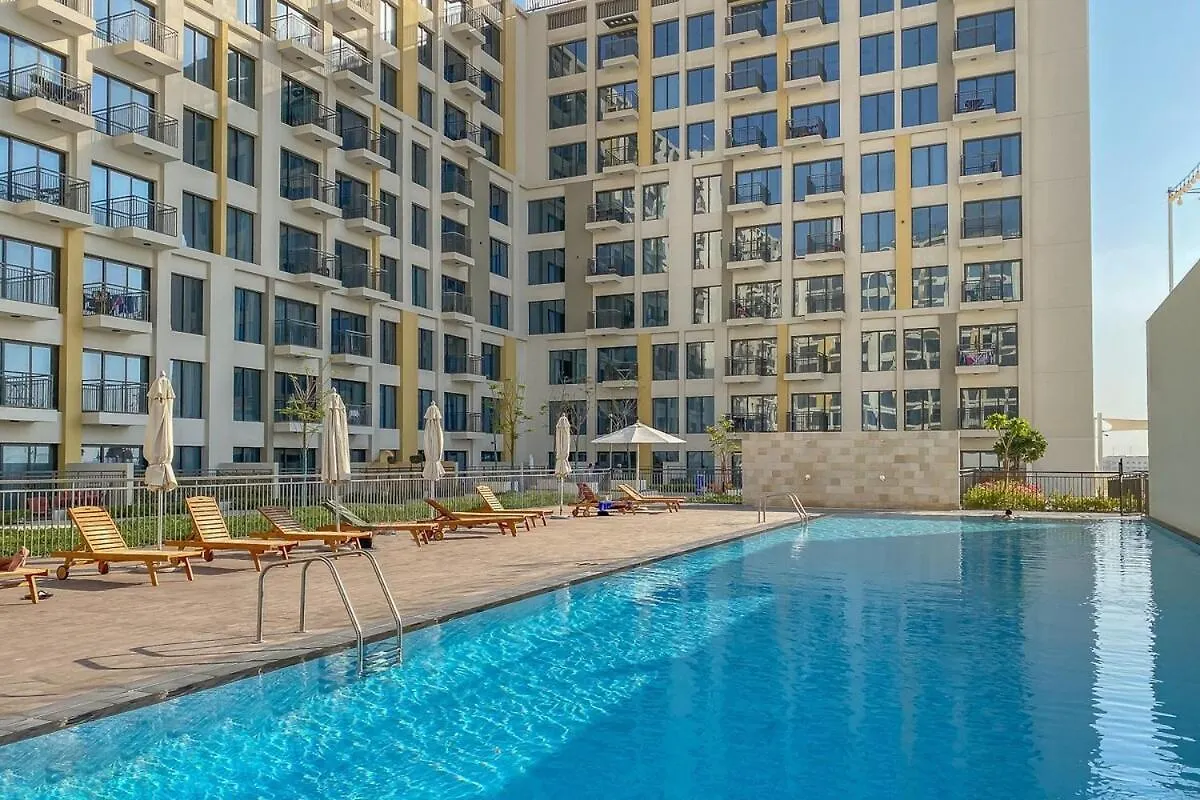 Stylish Studio For 4 In Vibrant Town Square Dubai